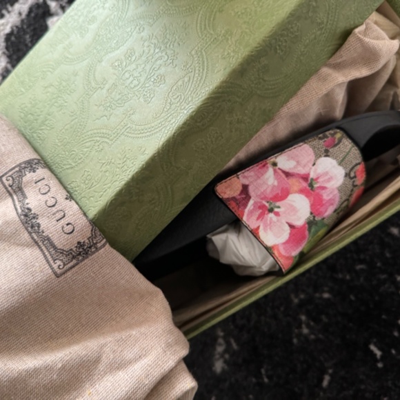 Gucci Shoes - NWT Authentic Gucci Women's Pool Slide Sandals Ebony Floral size 38